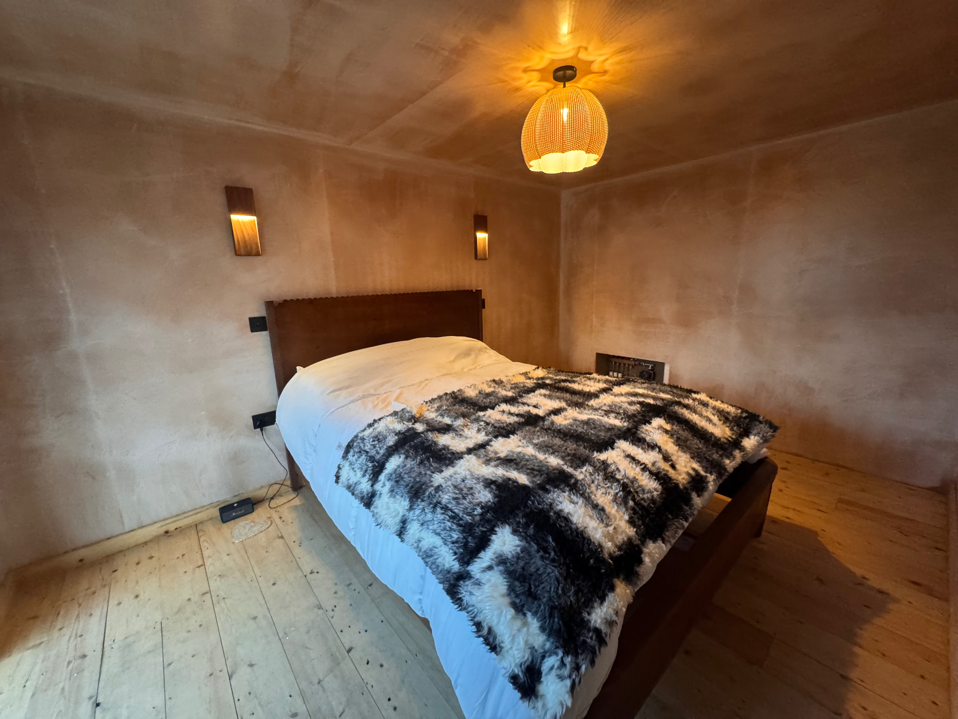 Bedroom in warm lime plaster